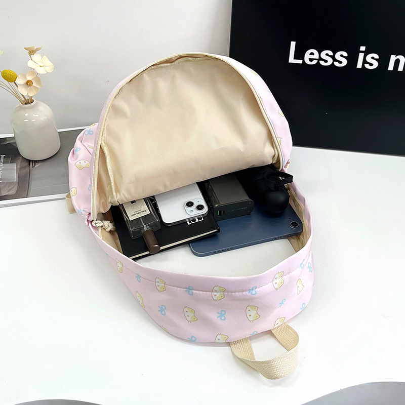 Utcai stílusú hátizsák nylonból, laptop zseb, nylon bélés, belső zseb, tavasz 2025