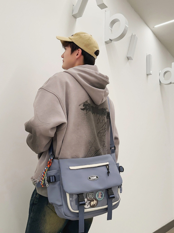 Muška crossbody torba od najlona, prozračna i proširiva, uzorak s slovima, podstava od poliester
