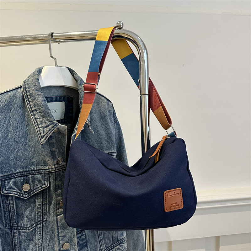 Geantă tote din pânză – stil stradal, închidere cu fermoar, formă orizontală pătrată, buzunar interior pentru telefon, curea cu o singură bretea