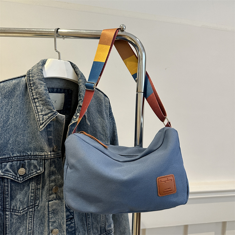 Geantă tote din pânză – stil stradal, închidere cu fermoar, formă orizontală pătrată, buzunar interior pentru telefon, curea cu o singură bretea