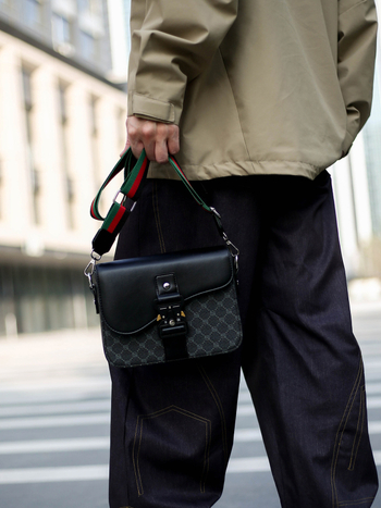Férfi PU saddle-stílusú crossbody táska, lélegző nylon bélés, egyszínű, üzleti utazásokhoz