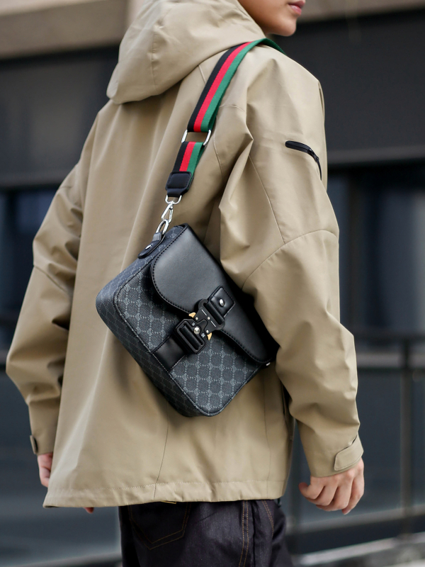 Férfi PU saddle-stílusú crossbody táska, lélegző nylon bélés, egyszínű, üzleti utazásokhoz
