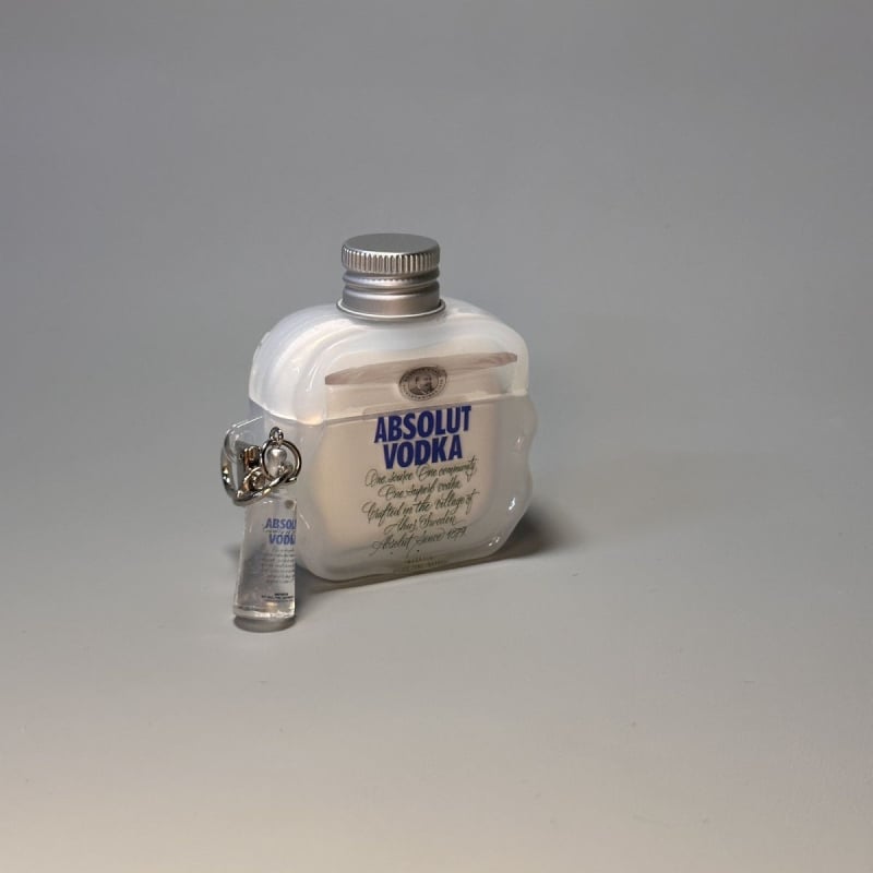 AirPods apsauginė dėklas su 3D buteliuko dangtelio dizainu ir graviruota grafika, suderinama su AirPods 4, AirPods Pro 2, Gen 3, Gen 5 ir Gen 2