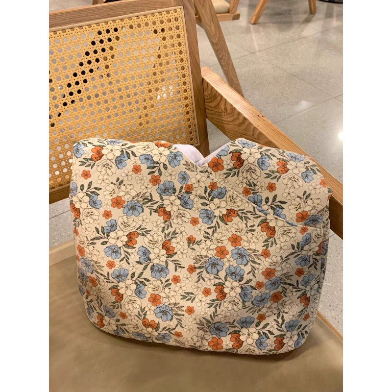 Geantă Tote din pânză cu design floral artistic, formă verticală pătrată, deschidere deschisă, stil proaspăt și dulce, două curele de umăr