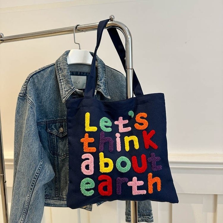 Taška cez rameno z plátna, vyšité písmená, vertikálny štvorcový tvar, magnetické zapínanie, vnútorná zipsová kapsa