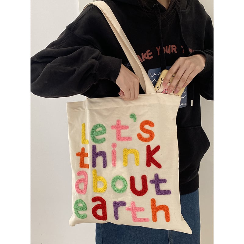 Taška cez rameno z plátna, vyšité písmená, vertikálny štvorcový tvar, magnetické zapínanie, vnútorná zipsová kapsa