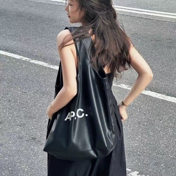 Denimová taška na rameno s otvoreným horným dielom a koženou podšívkou, na voľnočasové cestovanie, s jedným remenom, leto 2024