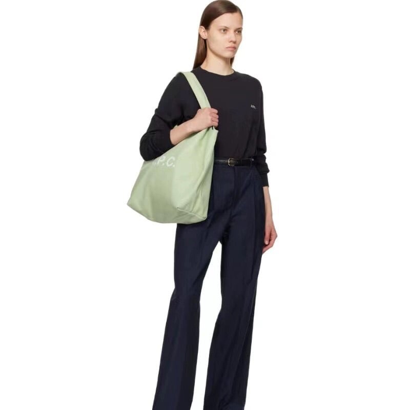 Denimová taška na rameno s otvoreným horným dielom a koženou podšívkou, na voľnočasové cestovanie, s jedným remenom, leto 2024