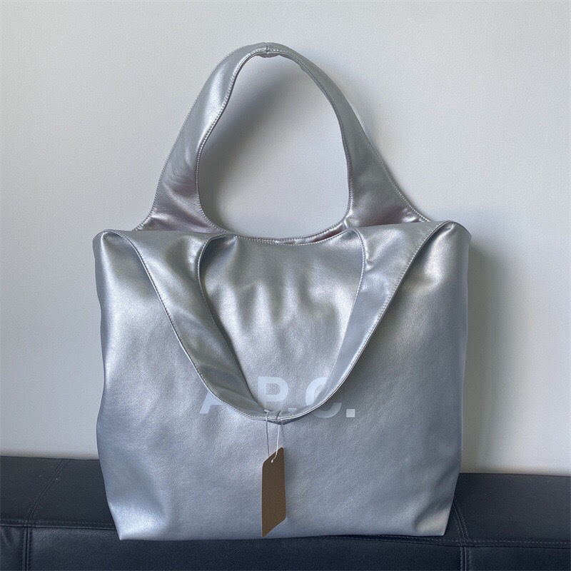 Denimová taška na rameno s otvoreným horným dielom a koženou podšívkou, na voľnočasové cestovanie, s jedným remenom, leto 2024