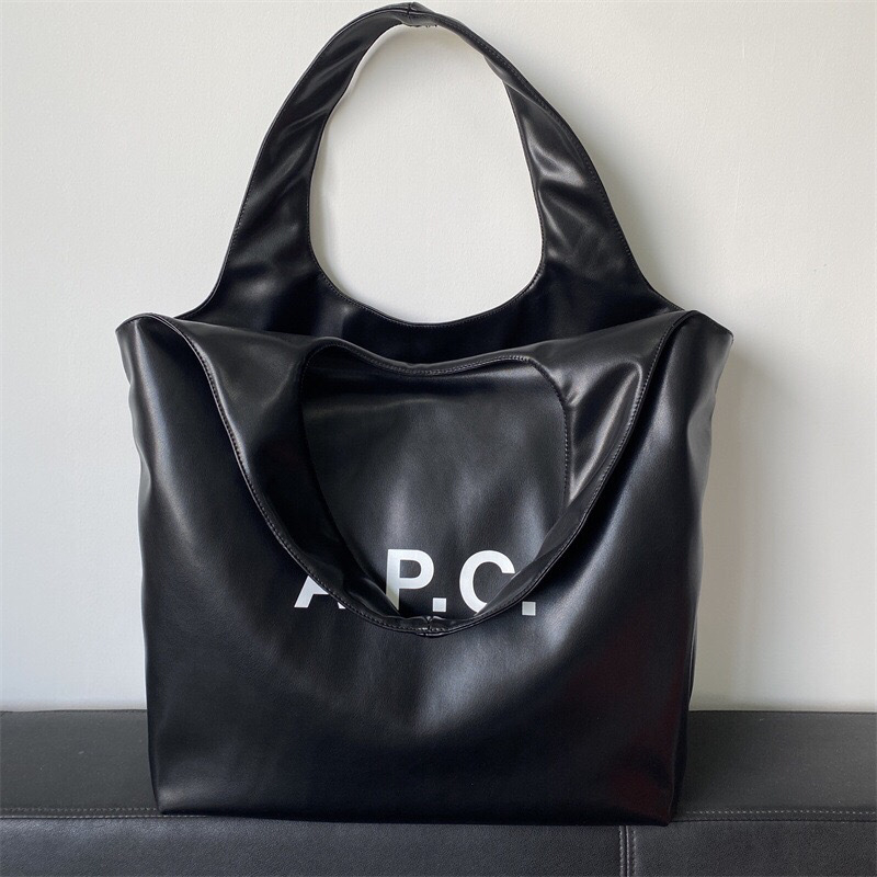 Denimová taška na rameno s otvoreným horným dielom a koženou podšívkou, na voľnočasové cestovanie, s jedným remenom, leto 2024