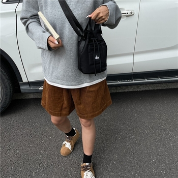 Crossbody táska, uniszex stílus, nylon anyag, vödör formájú, húzózáras nyitás, belső cipzáras zseb, poliészter bélés, őszi 2025