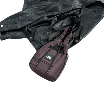 Crossbody táska, uniszex stílus, nylon anyag, vödör formájú, húzózáras nyitás, belső cipzáras zseb, poliészter bélés, őszi 2025