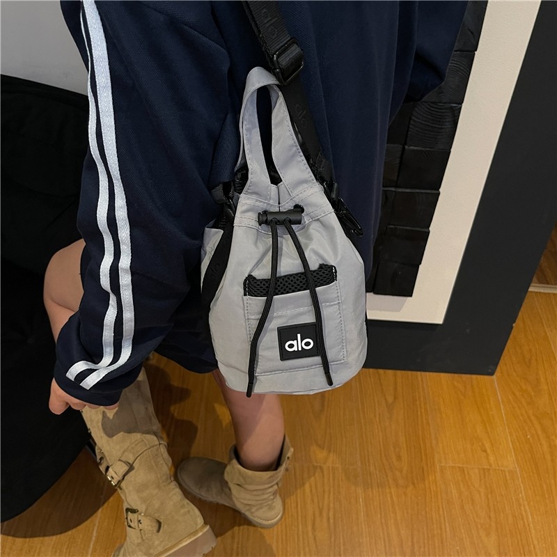 Crossbody táska, uniszex stílus, nylon anyag, vödör formájú, húzózáras nyitás, belső cipzáras zseb, poliészter bélés, őszi 2025