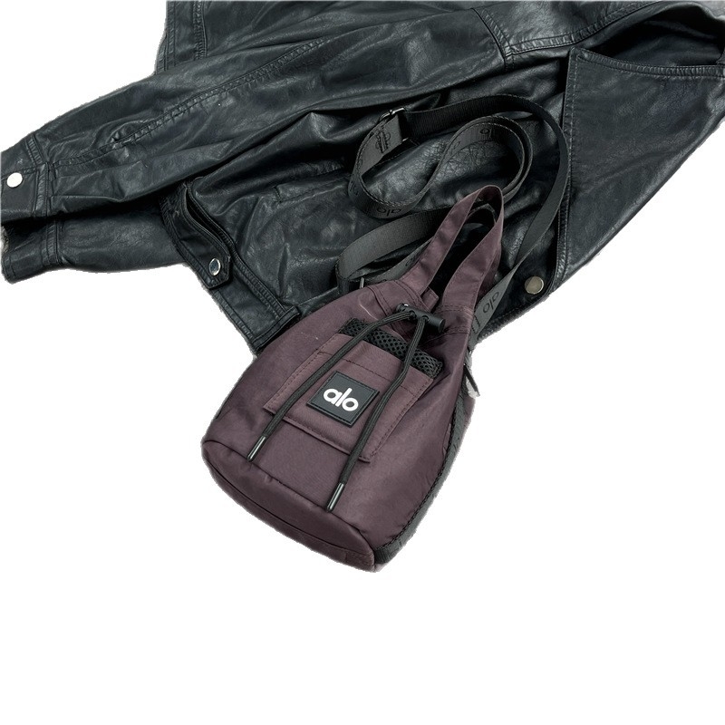 Crossbody táska, uniszex stílus, nylon anyag, vödör formájú, húzózáras nyitás, belső cipzáras zseb, poliészter bélés, őszi 2025
