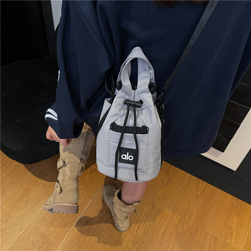 Crossbody táska, uniszex stílus, nylon anyag, vödör formájú, húzózáras nyitás, belső cipzáras zseb, poliészter bélés, őszi 2025