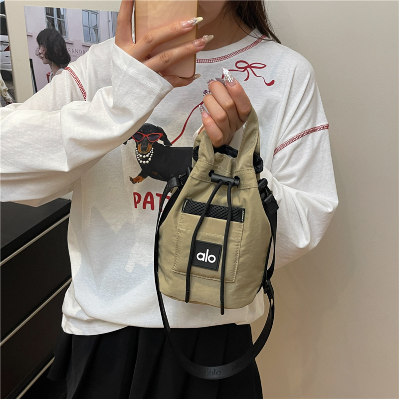 Crossbody táska, uniszex stílus, nylon anyag, vödör formájú, húzózáras nyitás, belső cipzáras zseb, poliészter bélés, őszi 2025