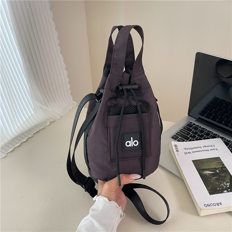 Crossbody táska, uniszex stílus, nylon anyag, vödör formájú, húzózáras nyitás, belső cipzáras zseb, poliészter bélés, őszi 2025