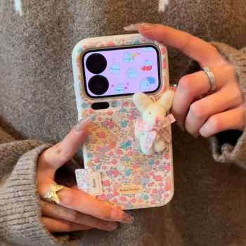 Carcasă pentru telefon Xiaomi cu iepuraș pluș floral mic și etichetă; textură reliefată, material moale din silicon, protecție împotriva căderilor