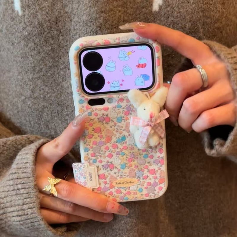 Carcasă pentru telefon Xiaomi cu iepuraș pluș floral mic și etichetă; textură reliefată, material moale din silicon, protecție împotriva căderilor