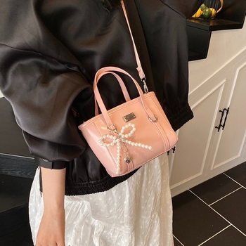 Geantă bucket din PU, căptușeală din poliester, închidere cu fermoar, buzunare pentru telefon și documente