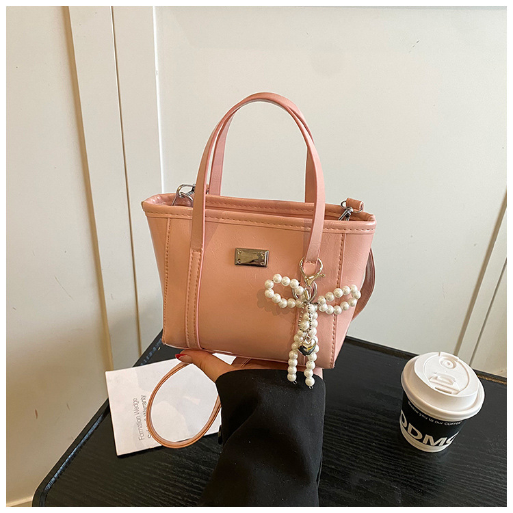 Geantă bucket din PU, căptușeală din poliester, închidere cu fermoar, buzunare pentru telefon și documente