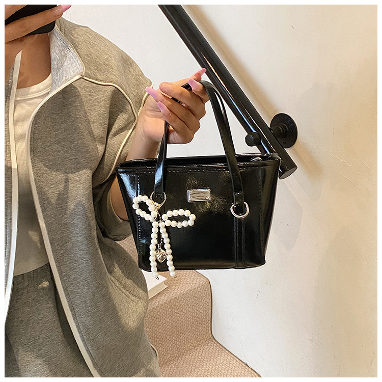 Geantă bucket din PU, căptușeală din poliester, închidere cu fermoar, buzunare pentru telefon și documente