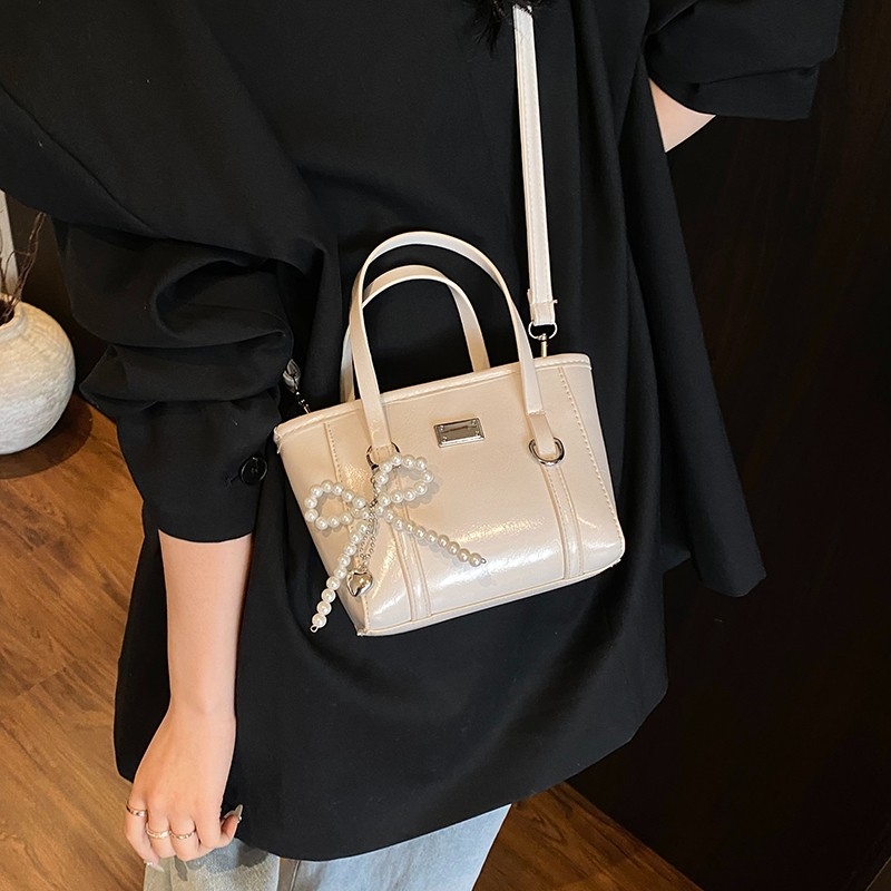 Geantă bucket din PU, căptușeală din poliester, închidere cu fermoar, buzunare pentru telefon și documente