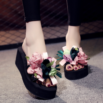 Női platformos szandál elasztikus felsőrésszel, TPR talppal, virágmintával, belső textile, vulkanizált talp