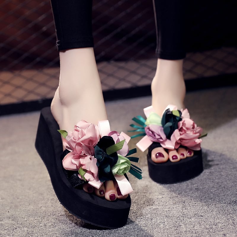 Női platformos szandál elasztikus felsőrésszel, TPR talppal, virágmintával, belső textile, vulkanizált talp