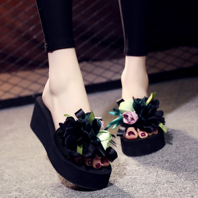 Női platformos szandál elasztikus felsőrésszel, TPR talppal, virágmintával, belső textile, vulkanizált talp
