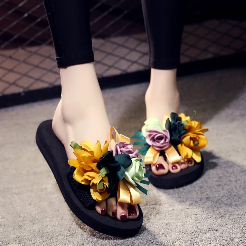 Női platformos szandál elasztikus felsőrésszel, TPR talppal, virágmintával, belső textile, vulkanizált talp