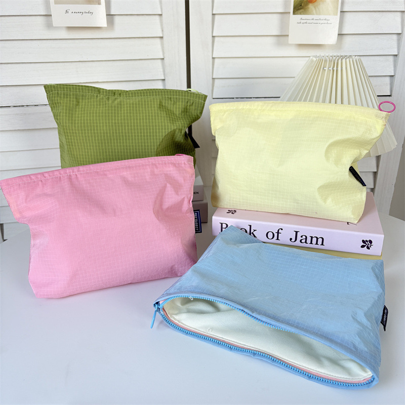 MAYRABBIT Najlonska kozmetička torbica s kariranim uzorkom – prenosni putni organizator, velika kapaciteta, vodootporan unutarnji pretinac, podstava od poliestera, gradski minimalistički stil (Proljeće 2025)