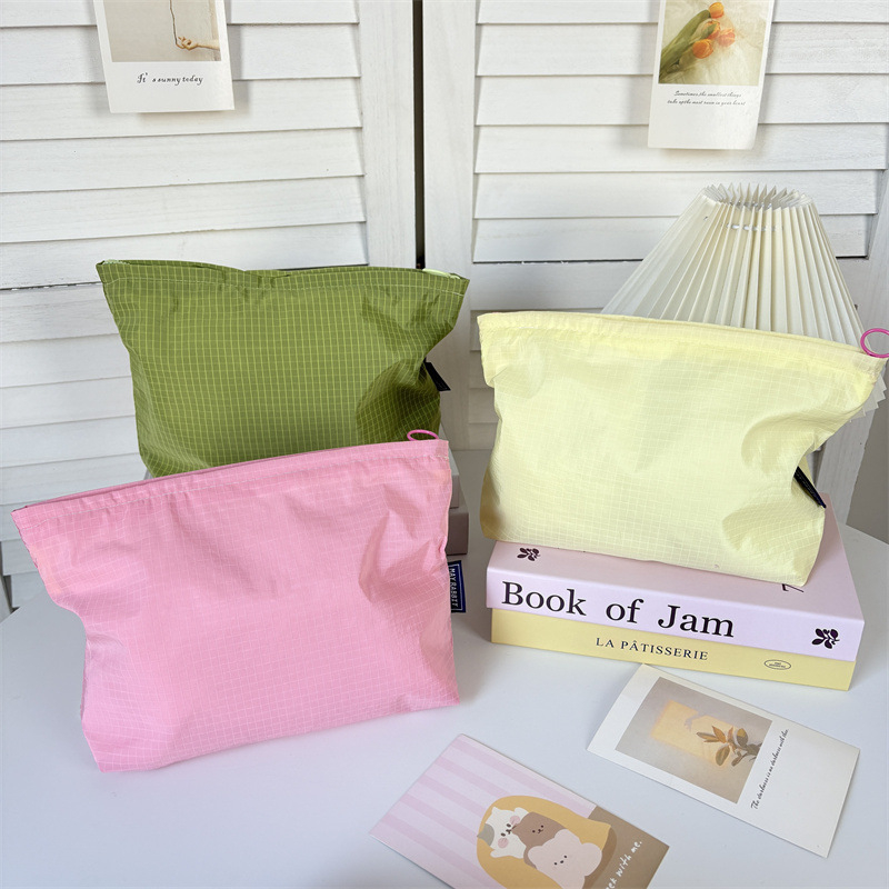 MAYRABBIT Najlonska kozmetička torbica s kariranim uzorkom – prenosni putni organizator, velika kapaciteta, vodootporan unutarnji pretinac, podstava od poliestera, gradski minimalistički stil (Proljeće 2025)