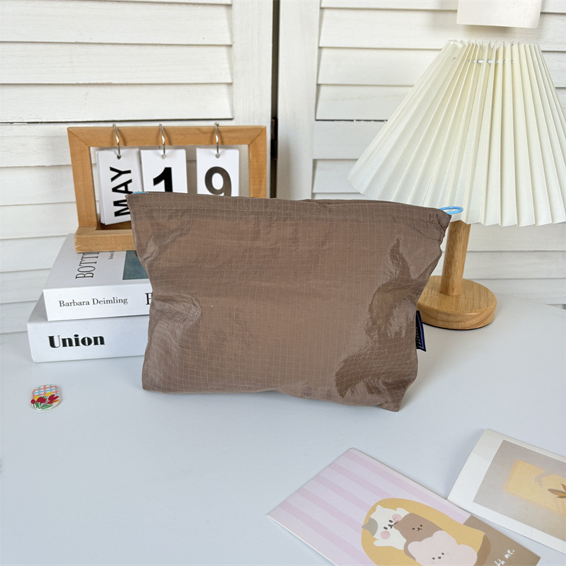 MAYRABBIT Najlonska kozmetička torbica s kariranim uzorkom – prenosni putni organizator, velika kapaciteta, vodootporan unutarnji pretinac, podstava od poliestera, gradski minimalistički stil (Proljeće 2025)