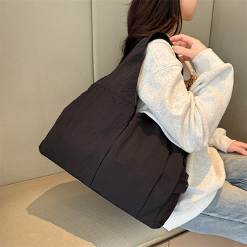 Dámska kanvasová tote taška, street fashion, horizontálny štvorcový tvar, magnetické zapínanie, polyesterová podšívka, jednoručný popruh, jar 2025