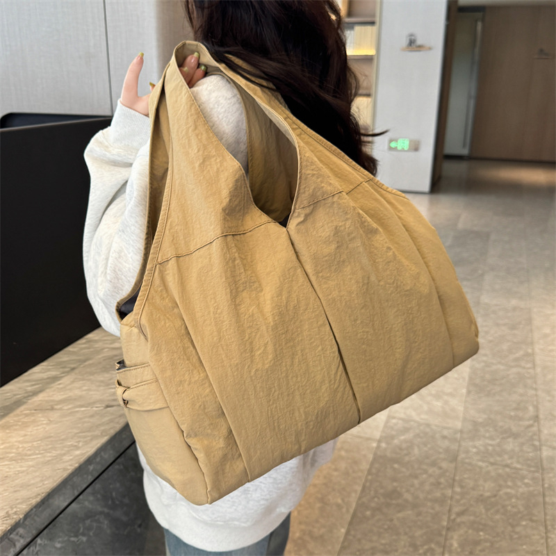 Dámska kanvasová tote taška, street fashion, horizontálny štvorcový tvar, magnetické zapínanie, polyesterová podšívka, jednoručný popruh, jar 2025