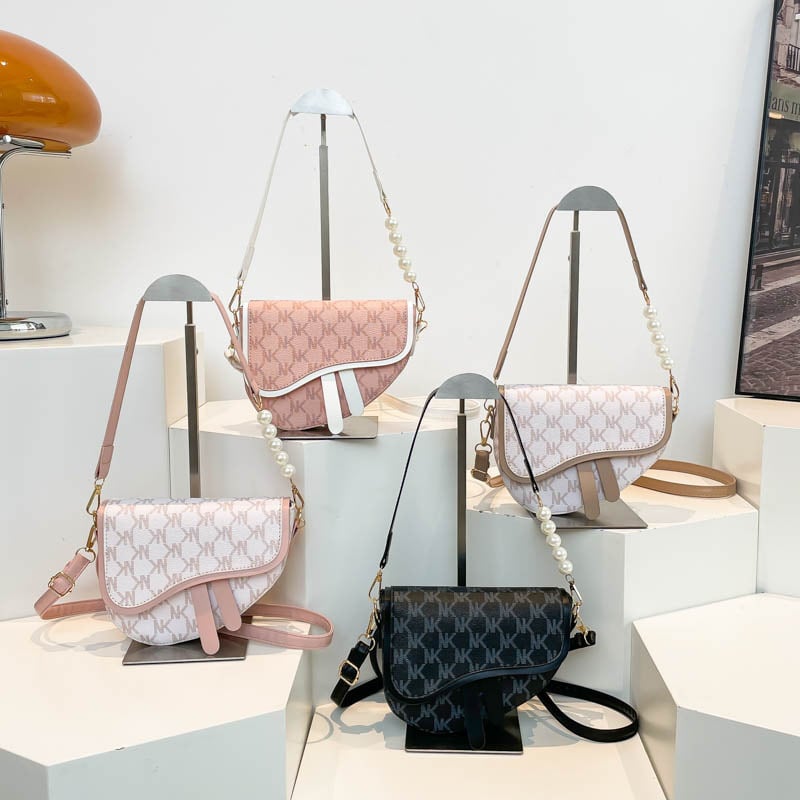 Xiuquan PU saddle táska nőknek, városi egyszerű stílus, mágneszár, belső mobiltelefon zseb, vízszintes négyzet alak