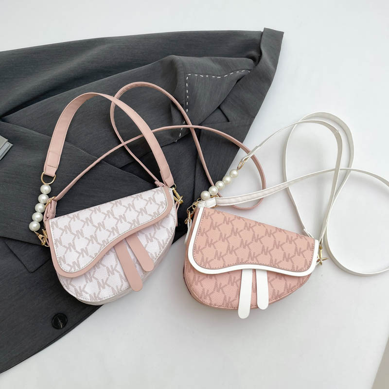 Xiuquan PU saddle táska nőknek, városi egyszerű stílus, mágneszár, belső mobiltelefon zseb, vízszintes négyzet alak