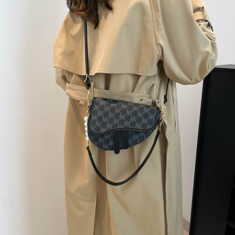 Xiuquan PU saddle táska nőknek, városi egyszerű stílus, mágneszár, belső mobiltelefon zseb, vízszintes négyzet alak