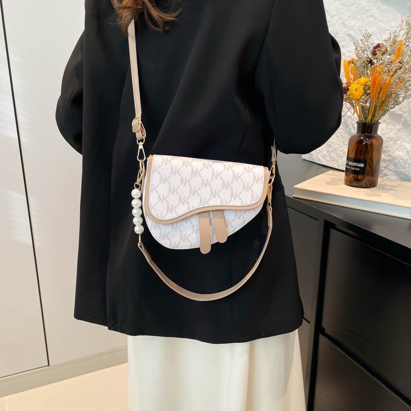 Xiuquan PU saddle táska nőknek, városi egyszerű stílus, mágneszár, belső mobiltelefon zseb, vízszintes négyzet alak