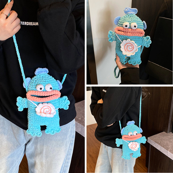 Geantă croșetată crossbody cu motif pește clovn, poliester, formă verticală pătrată, buzunar interior pentru telefon, deschidere deschisă, lansare toamnă 2025.