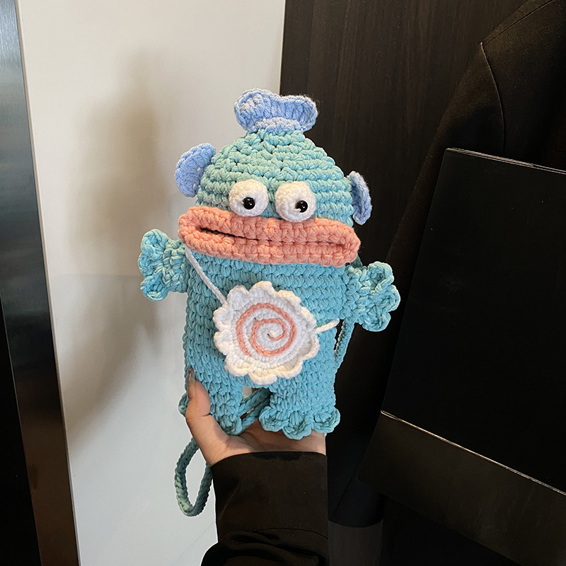 Geantă croșetată crossbody cu motif pește clovn, poliester, formă verticală pătrată, buzunar interior pentru telefon, deschidere deschisă, lansare toamnă 2025.