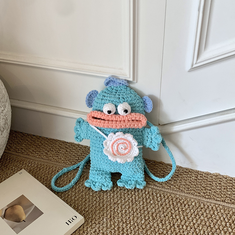 Geantă croșetată crossbody cu motif pește clovn, poliester, formă verticală pătrată, buzunar interior pentru telefon, deschidere deschisă, lansare toamnă 2025.