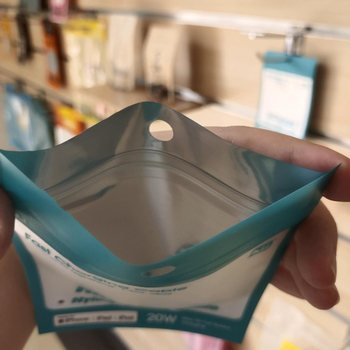 MATT ZIP-LOCK zacskó kábelekhez, fülhallgatókhoz és ékszerekhez — testreszabható zárási hossz, új anyag, ajándékcsomagolás, márka Guest First