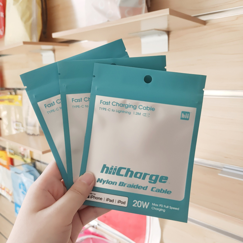 MATT ZIP-LOCK zacskó kábelekhez, fülhallgatókhoz és ékszerekhez — testreszabható zárási hossz, új anyag, ajándékcsomagolás, márka Guest First