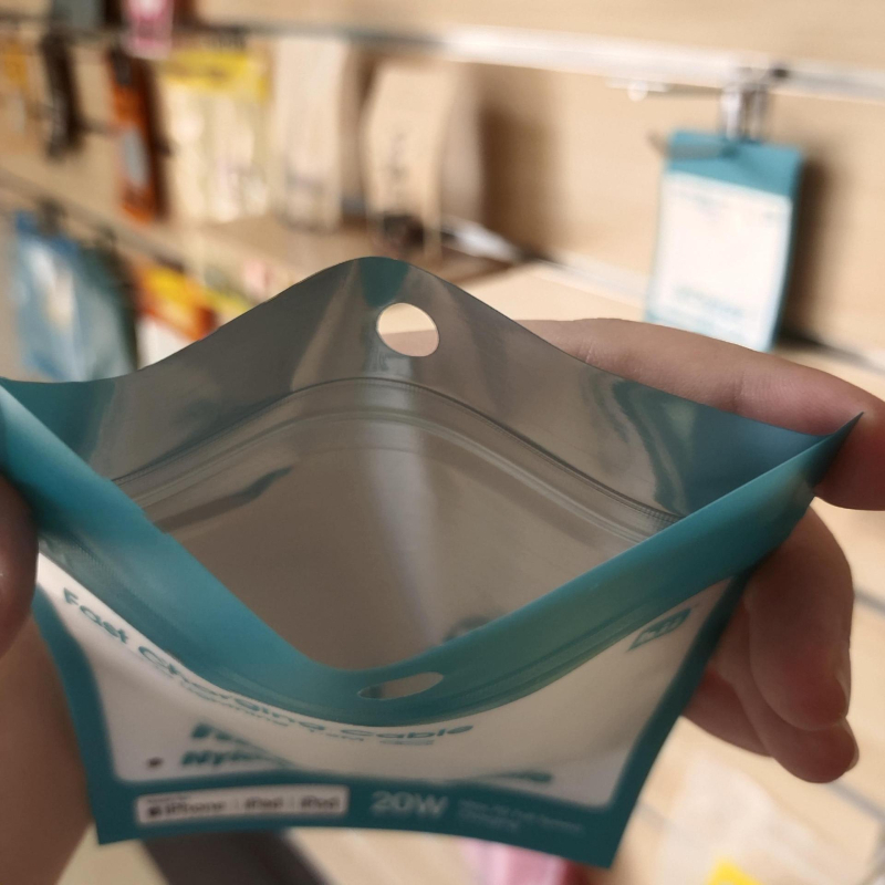 MATT ZIP-LOCK zacskó kábelekhez, fülhallgatókhoz és ékszerekhez — testreszabható zárási hossz, új anyag, ajándékcsomagolás, márka Guest First