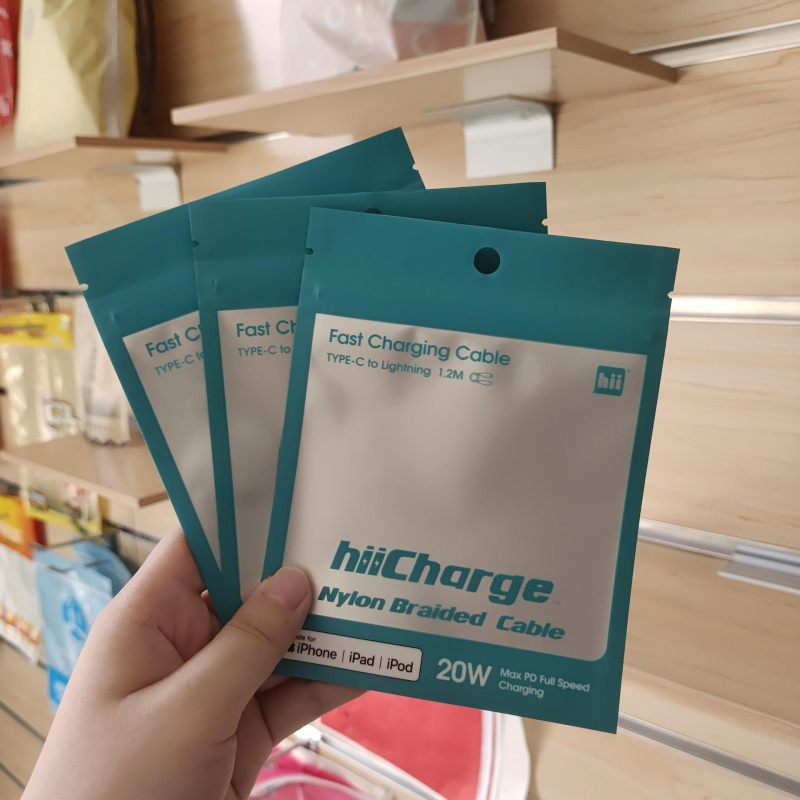 MATT ZIP-LOCK zacskó kábelekhez, fülhallgatókhoz és ékszerekhez — testreszabható zárási hossz, új anyag, ajándékcsomagolás, márka Guest First