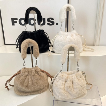 Plüss vödörtáska kötős zárással, poliészter bélés, telefontartó zseb, városi letisztult stílus