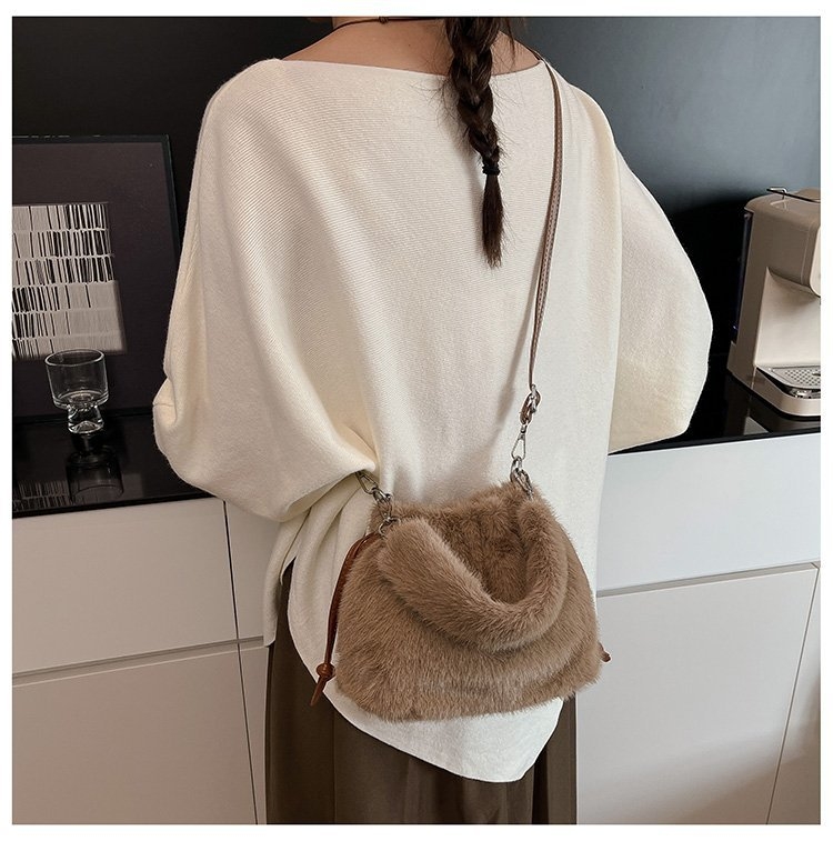 Plüss vödörtáska kötős zárással, poliészter bélés, telefontartó zseb, városi letisztult stílus