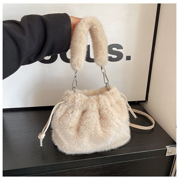 Plüss vödörtáska kötős zárással, poliészter bélés, telefontartó zseb, városi letisztult stílus